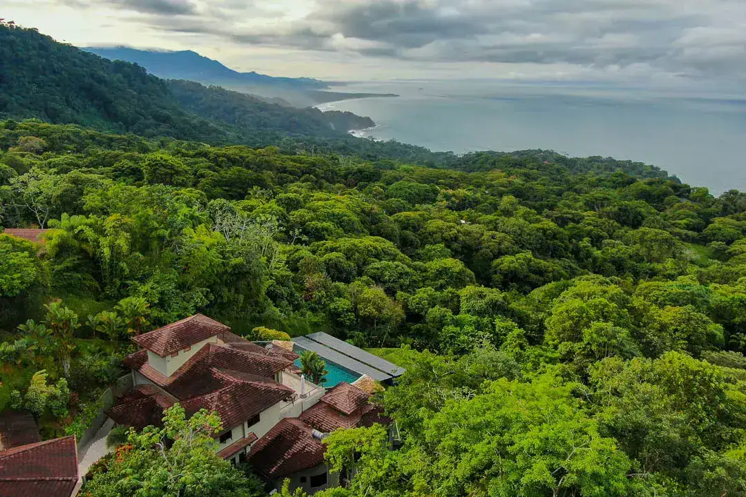 The Elite “Jade House” in Escaleras Escalares — photo 1 of 43